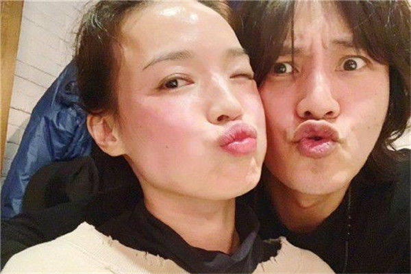 陈坤再现嘟嘴搞怪表情包,与铁哥们加闺蜜的迅哥一起吃火锅