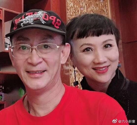 六小龄童罕见晒全家福为老婆庆生,女儿亭亭玉立撞脸关晓彤