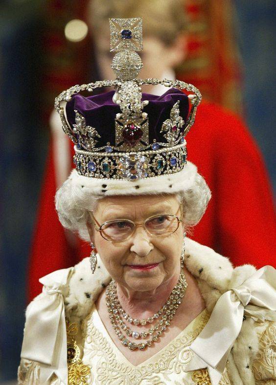 高能预警细数英国女王那些年带过的皇冠都是惊世之作