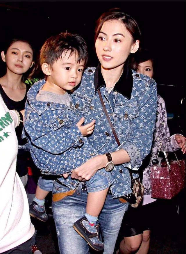 原创谢霆锋大儿子越长越像陈冠希,谢霆锋不开心了,网友:看着伤心