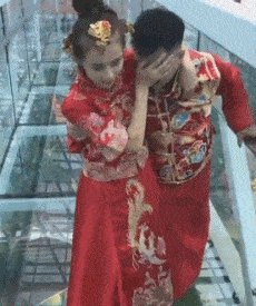 搞笑gif趣图:新郎:老婆我怕高,新娘:没事我我在呢
