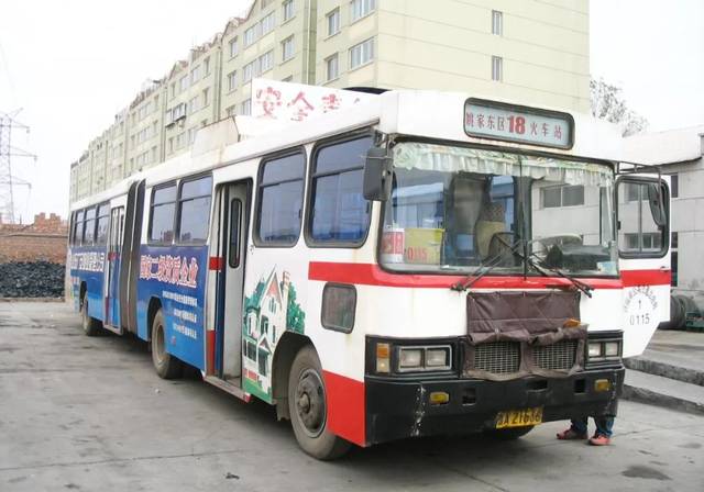 67毛主席唯一一次乘坐公交车济南公交车驶过70年时光之路