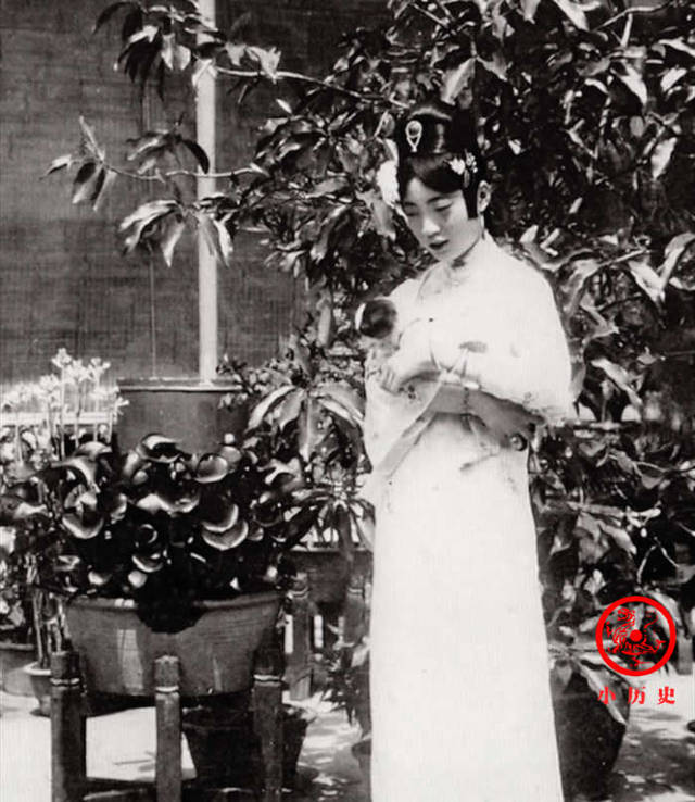 末代皇后婉容的宫廷生活照片:敬业的"铲屎官",香烟不离手