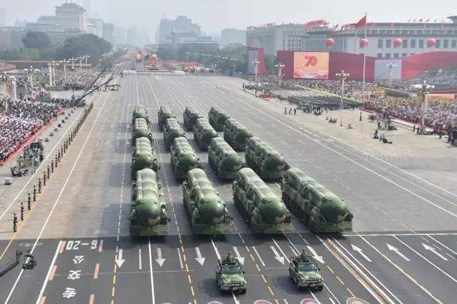 这是东风-41核导弹方队.新华社记者 陶亮 摄