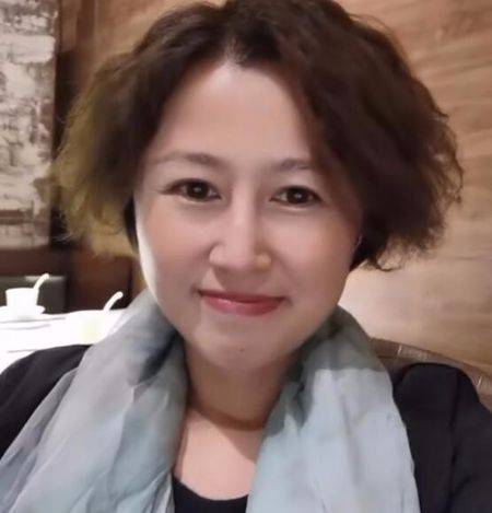 被传恋情后,流浪大师沈巍现身苏州风采依旧,沈师娘近照少女风?