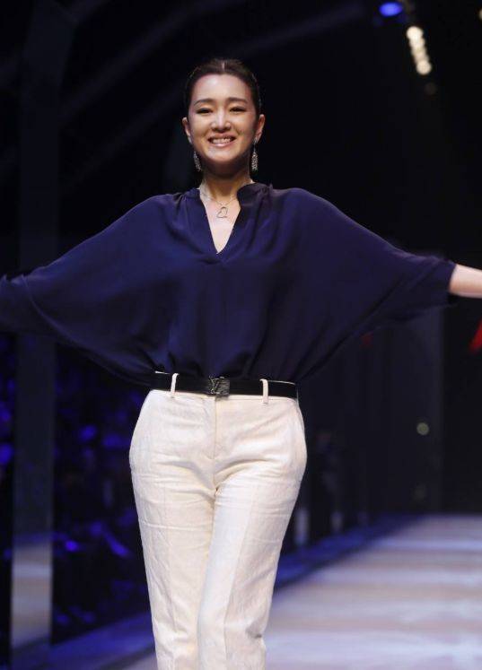 巩俐饰演郎平正面照曝光,还原度百分百,网友惊叹:不愧