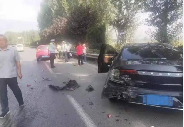 山东省临沂市又发生车祸,位于沂南县,"沃尔沃"轿车受损严重!
