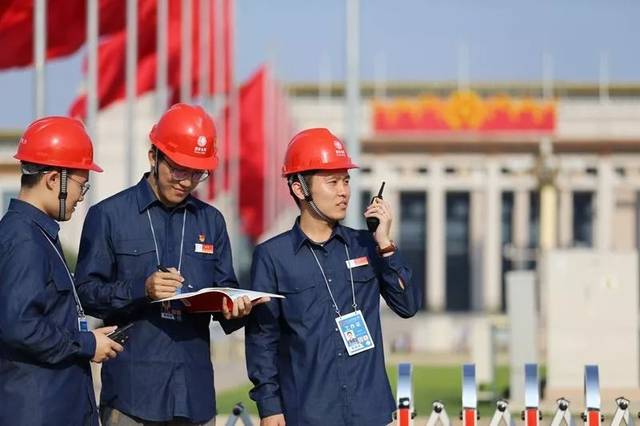国网北京电力员工在天安门广场核心区检查供电设备运行情况.