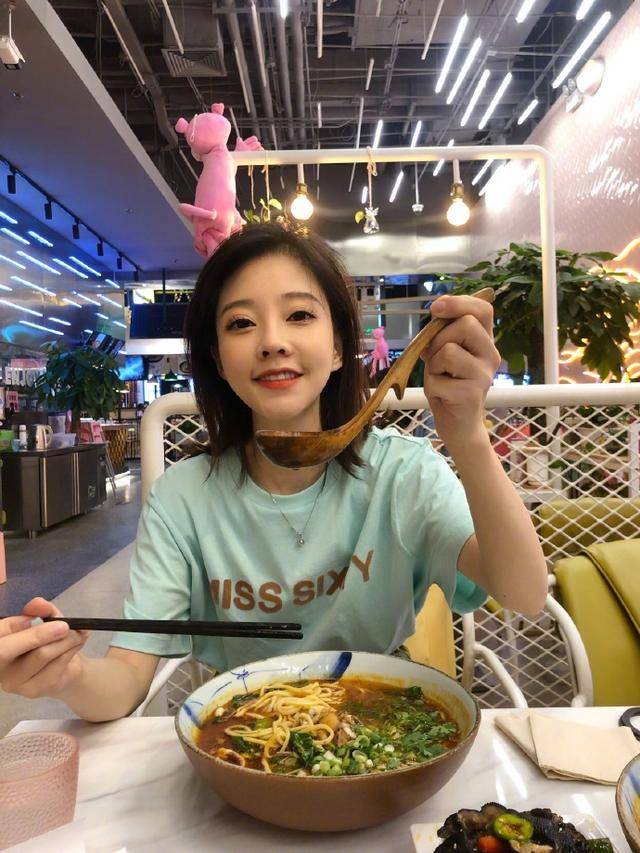 冯提莫合同到期会签抖音?深度解析抖音和斗鱼