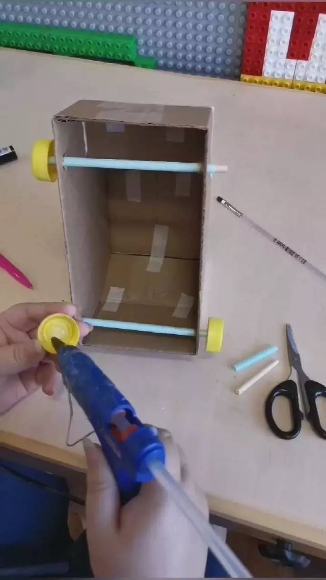 亲子时光 | 幼儿园手工作业——纸箱小汽车