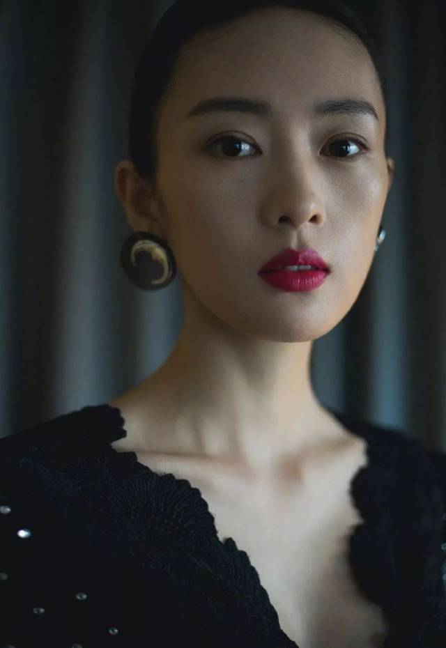 童瑶一直否认这件事,但是等到风波过后,童瑶承认了自己被黄定宇性侵的