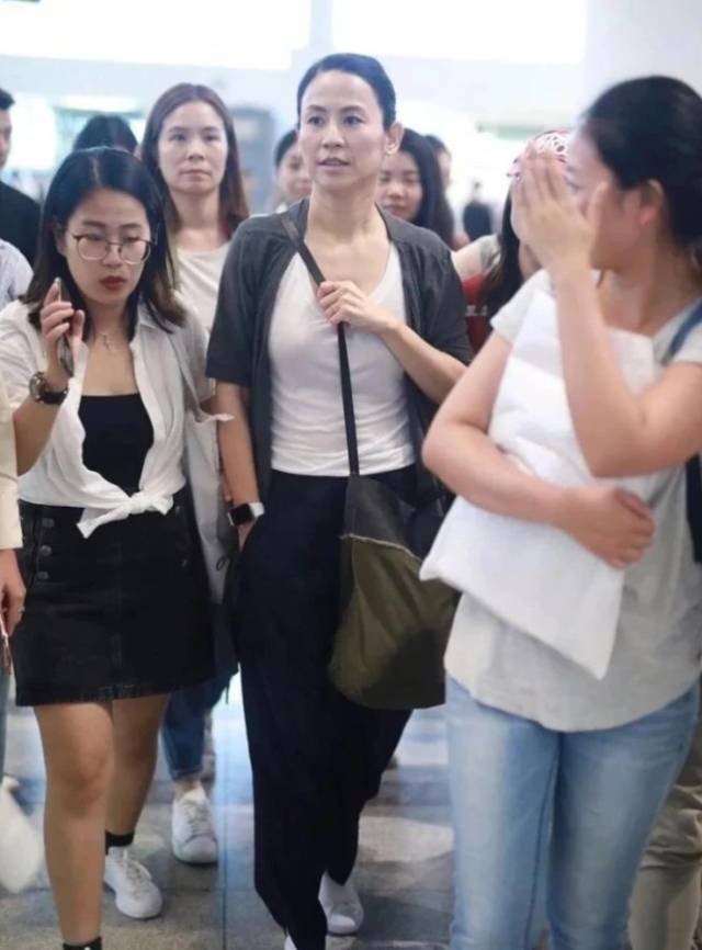 原创50岁宣萱离开美颜,素颜走机场颜值似路人,气质全无