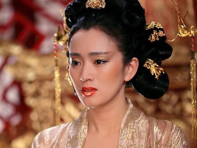 演什么就像什么!巩俐完美还原郎平造型,一举一动都是戏