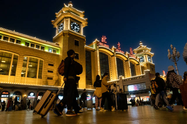 北京站持续迎返程高峰 旅客排队进入地铁