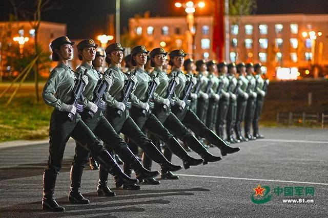 阅兵式女兵方队中的她,是内蒙古姑娘!