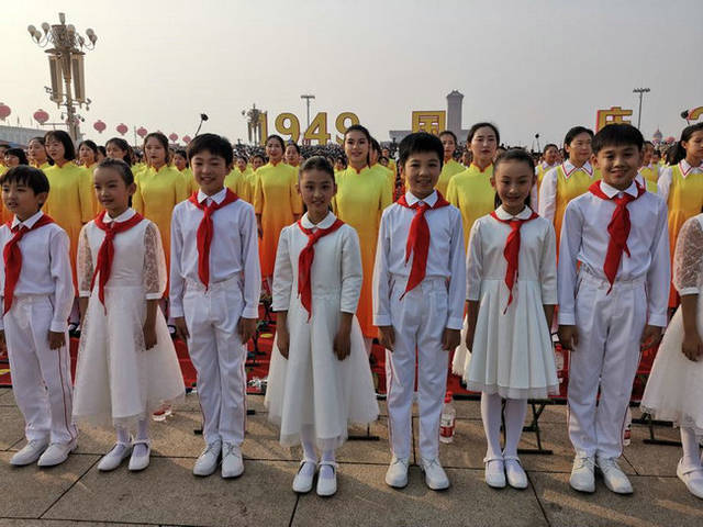 广场上飞来一群百灵鸟 银河少年电视艺术团献唱70周年