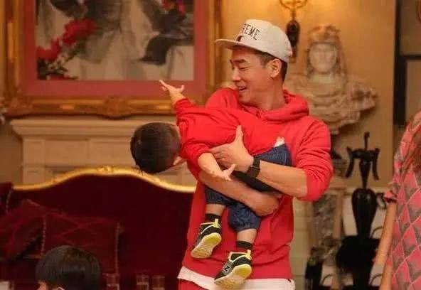 晒陈小春住的豪宅,光客厅面积就几十平,在香港