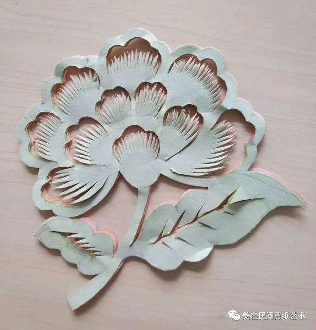 放到剪纸里面,单独纹样就是既不是对称,也不是团花,还不是二方连续的