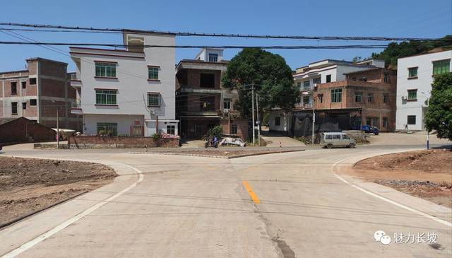 高州长坡"新大坡路口"启用10多天,发生多起车辆翻侧,吓坏旁边居民
