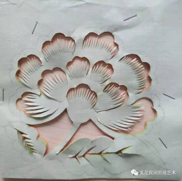 放到剪纸里面,单独纹样就是既不是对称,也不是团花,还不是二方连续的