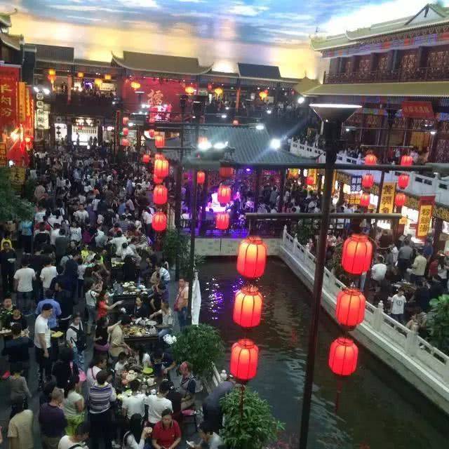 汴梁小宋城内汇集了开封各种特色美食:鹿家包子,大刀面,黄焖鱼,锅贴