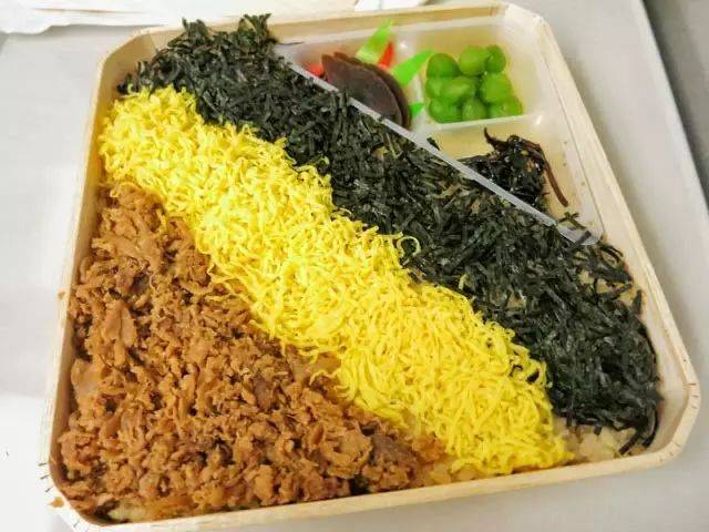 拿颜值高味道赞的日本车站便当与火车盒饭做比较太不科学!
