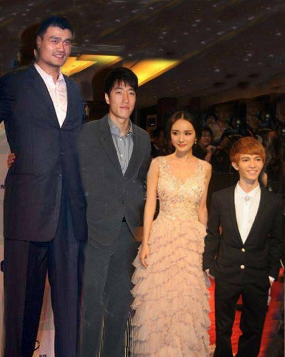 与nba巨人合影的尴尬:巨石强森变小石头,奥胖在姚明旁小鸟依人