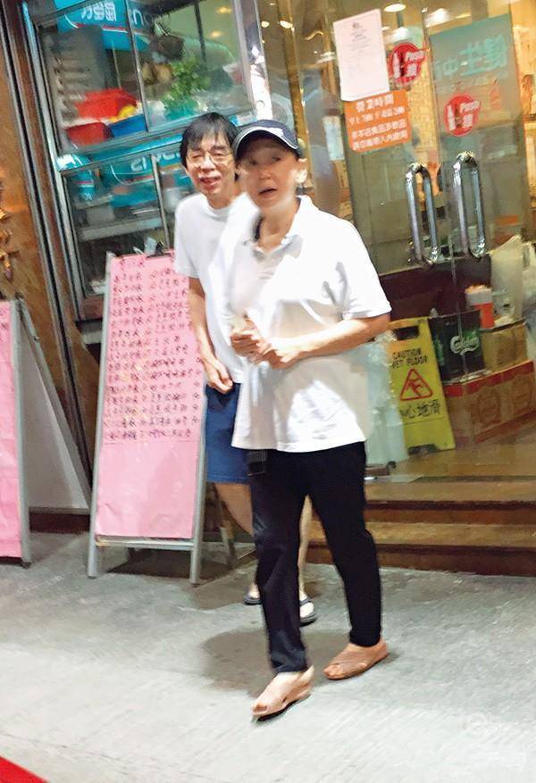 周星驰御用丑角朱咪咪现身65岁消瘦惹人怜儿子高大又帅气