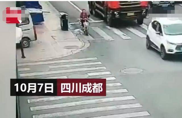 四川成都市又发生恐怖车祸,位于新都区,小女孩当场失去生命体征!