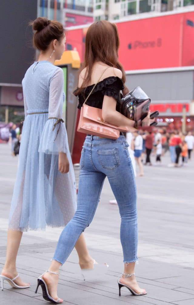 街拍:时髦闺蜜出街,一个穿薄纱裙,仙气飘飘,一个却美出蹦迪范