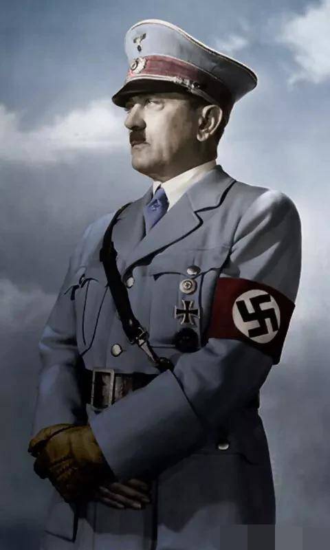 此时的希特勒虽然是纳粹德国的总统兼总理,但并没有担任军队职务,所以
