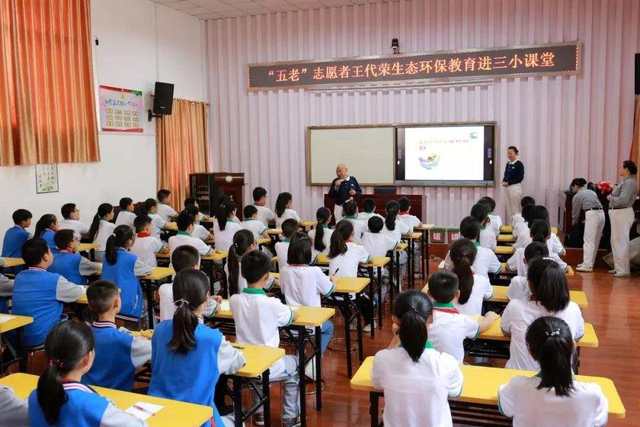 湖北宜昌"宜昌楷模"9月份上榜人物,小学教师曾朝平被表彰