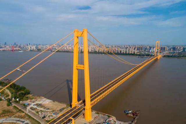 杨泗港长江大桥 杨泗港长江大桥为双层公路悬索桥,上层设置双向6