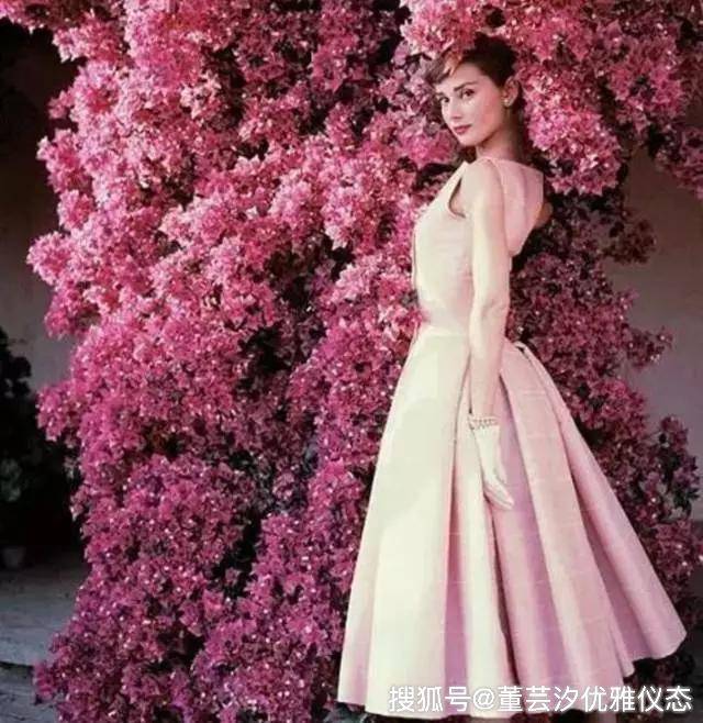 董芸汐优雅仪态,女性如何保持优雅站姿?