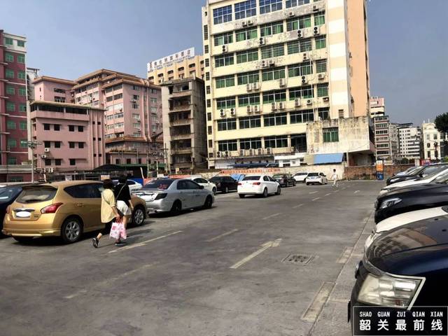 该停车场位于步行街还有百年东街的交汇处,且停车场一侧为韶关市第一