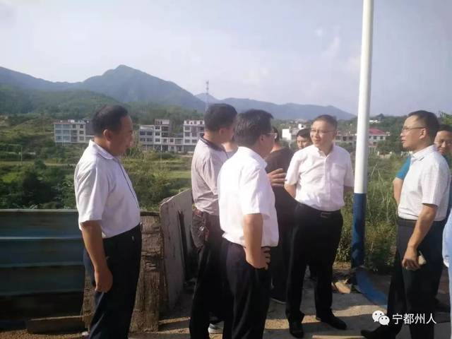 李德伟书记陪同国土资源部领导,先后来到赖村镇石街村完小,青塘镇中学