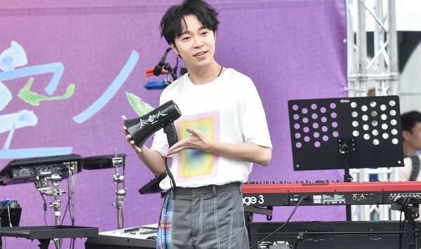 吴青峰演唱会前做微创手术 拿掉体内的