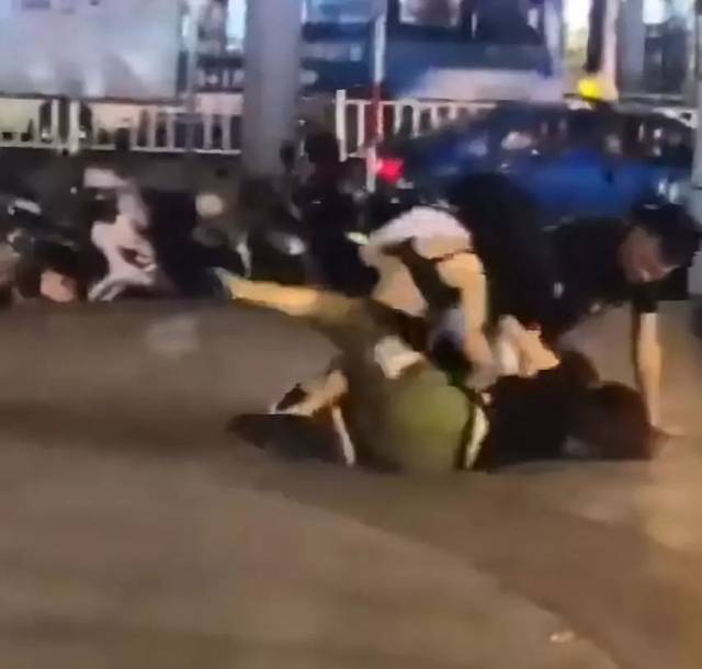 广西街头两女子打架,衣服都扯掉了,连劝架男子都推倒