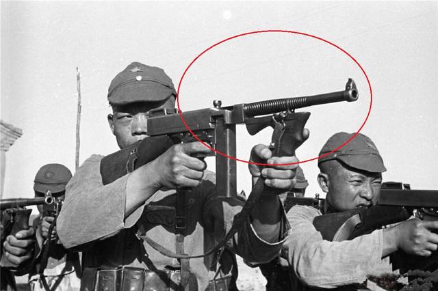 深入分析一张老照片,八路军肩上扛的究竟是什么枪?