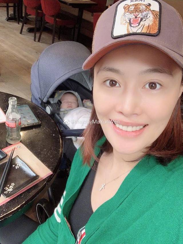 马蕴雯白人老公贤惠!带女儿打针忙上忙下 队友怪她身在福中不知福