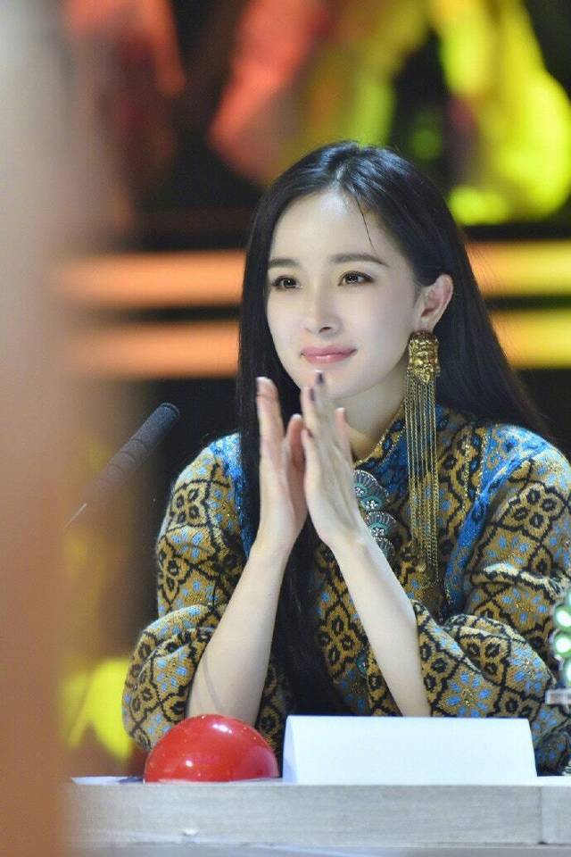 杨幂最新照片被工作室p成歪嘴脸肿,这是有多大仇?