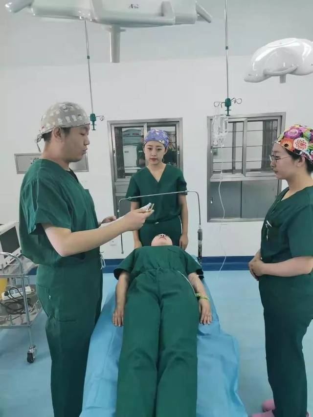 全麻后,巡回护士协助手术医生进行侧卧位体位摆放.