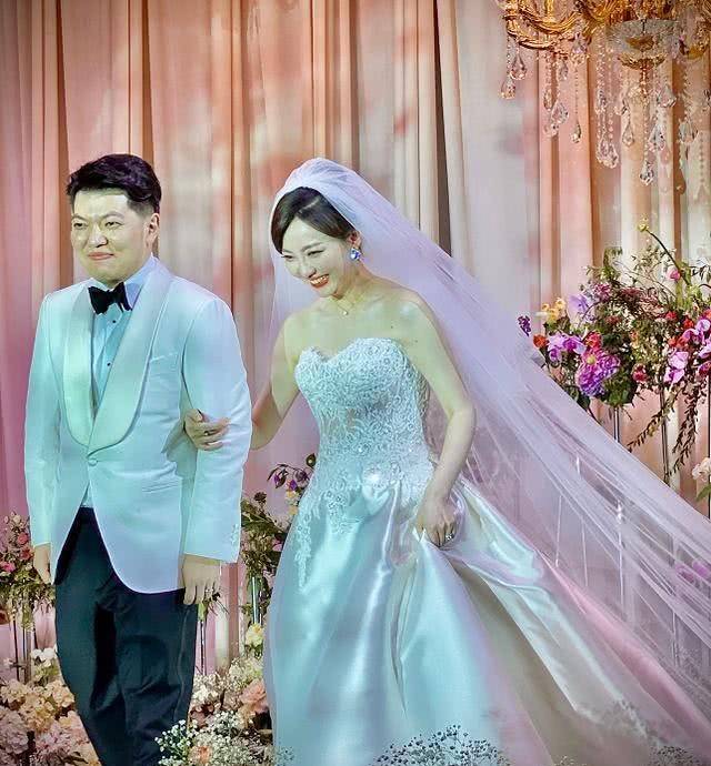 安徽卫视一姐余声晒婚礼花絮照,伴娘团颜值超高,平均身高180