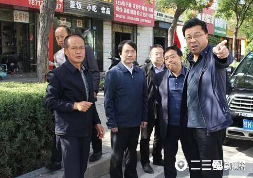 张胜利副市长在10路公交车上查看车辆设施,了解购车相关情况