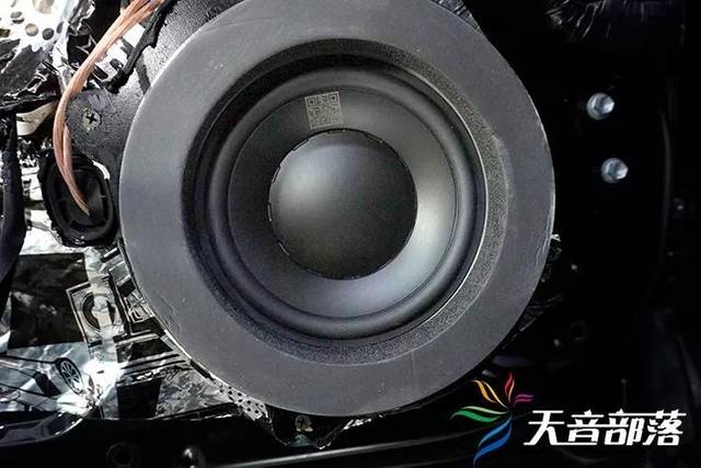 丹拿372中低音车门原位安装效果,美音圈的加入,让喇叭声音更集中
