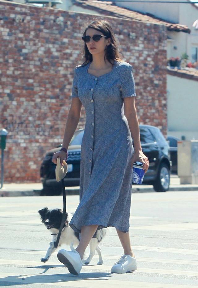 海莉 ·比伯、索菲·特纳…盘点那些遛狗也fashion的欧美明星