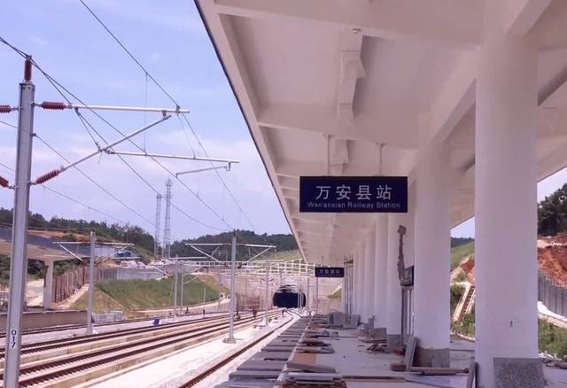 万安县高铁站位于县城以北8公里的枧头镇建村村委会上占,岭下移村