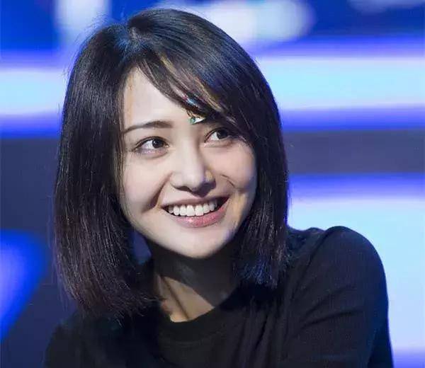 所以很多人法令纹深,也要考虑考虑是不是 鼻基底低的问题,比如hold姐