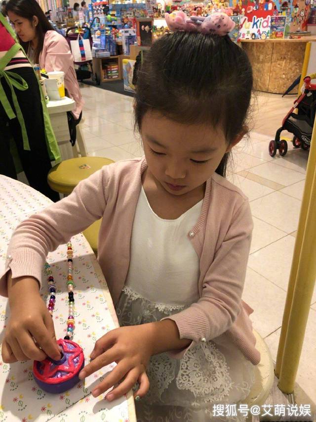 宠女狂魔汪小菲再晒女儿汪希玥,将其照片设为朋友圈背景,太宠了