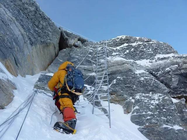 这座金属梯被称为 中国梯,日后帮助1300多名世界各国登山队员登顶